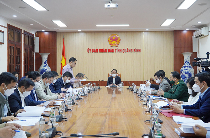 Đại diện Sở Kế hoạch và Đầu tư báo cáo tình hình thực hiện giải ngân vốn đầu tư năm 2021 của tỉnh.