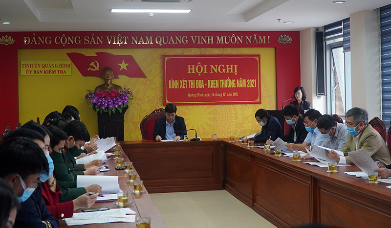 Đại diện văn phòng UBKT Tỉnh ủy trình bày báo cáo thẩm định kết quả TKĐKT 
