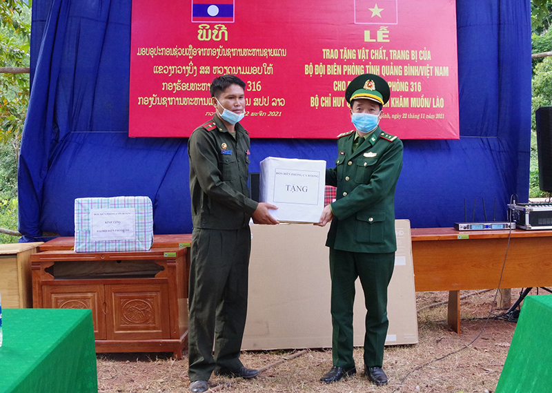 Đồn Biên phòng Cà Roòng tặng quà cho Đại đội Biên phòng 316.