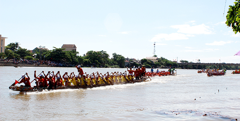 Lễ hội đua thuyền truyền thống trên sông Kiến Giang.