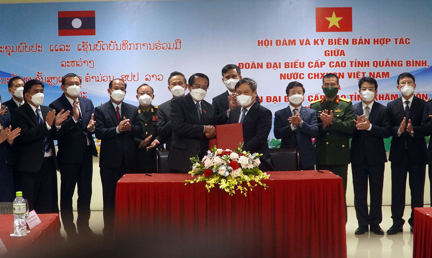 Đồng chí Bí thư Tỉnh ủy Quảng Bình Vũ Đại Thắng và Bí thư, Tỉnh trưởng tỉnh Khăm Muộn Văn-xay Phong-sạ-vẳn ký kết Biên bản hợp tác.