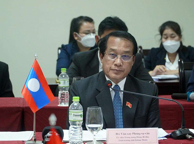 Đồng chí Bí thư, Tỉnh trưởng tỉnh Khăm Muộn Văn-xay Phong-sạ-vẳn phát biểu tại buổi hội đàm