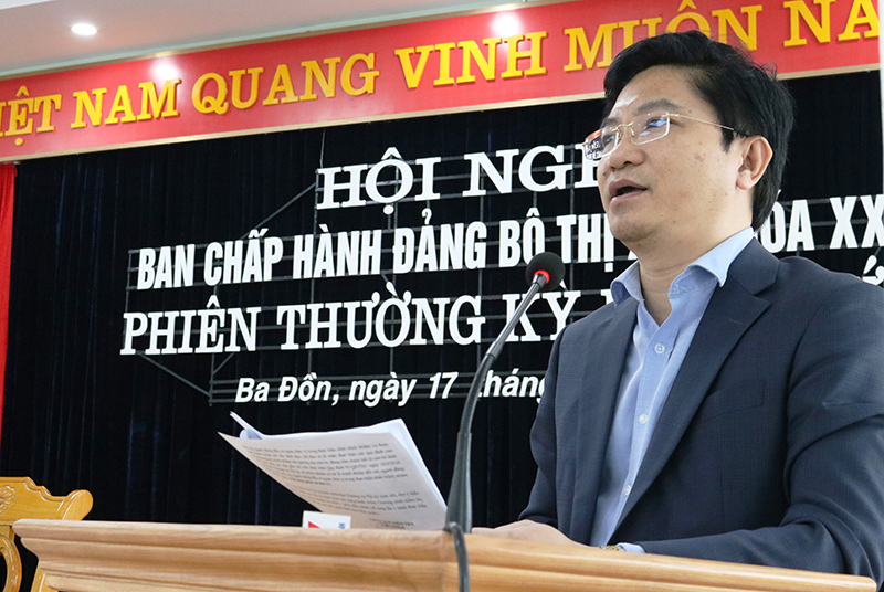 Đồng chí Trương An Ninh, Ủy viên Ban Thường vụ Tỉnh ủy, Bí thư Thị ủy Ba Đồn phát biểu tại hội nghị