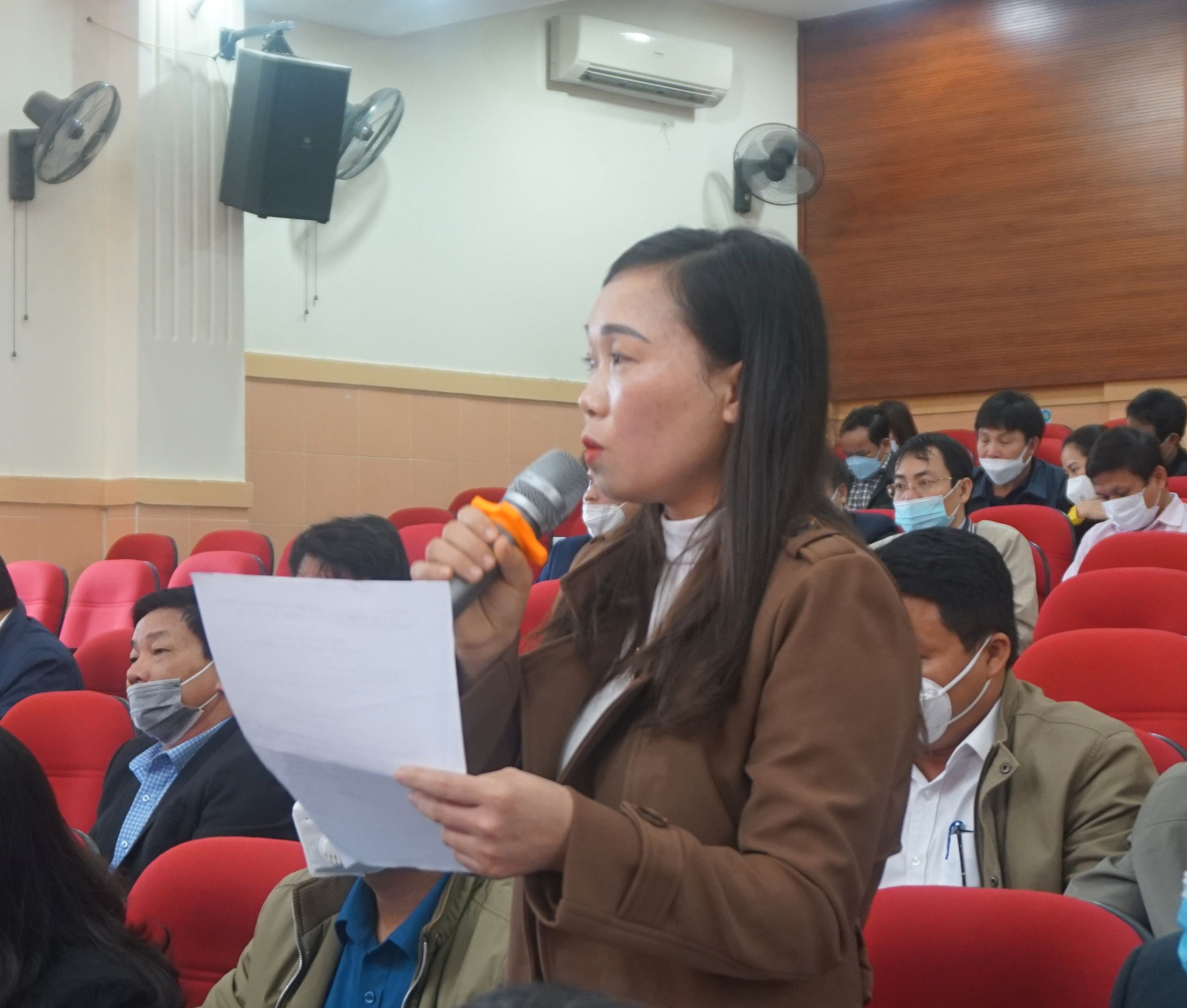 Đại biểu HĐND huyện chất vấn tại kỳ họp.