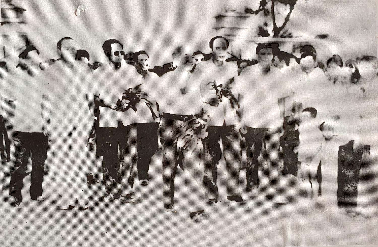 Cán bộ và nhân dân huyện Lệ Ninh đón Đại tướng năm 1984.