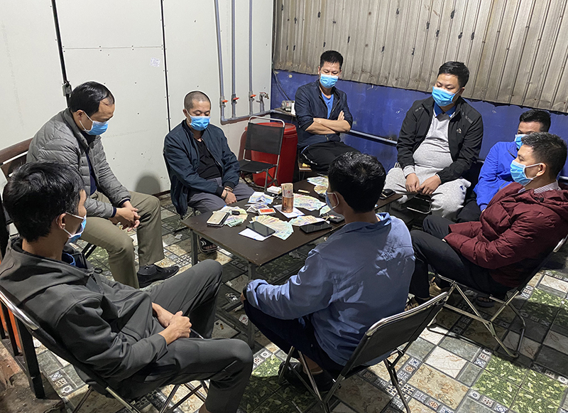 Nhóm đối tượng đánh bạc bằng hình thức “Poker” bài tây 52 lá.