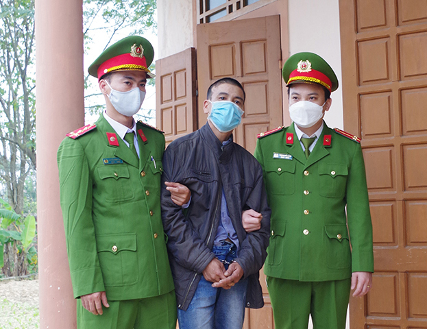 Đối tượng Nguyễn Văn Hiện bị công an bắt giữ.