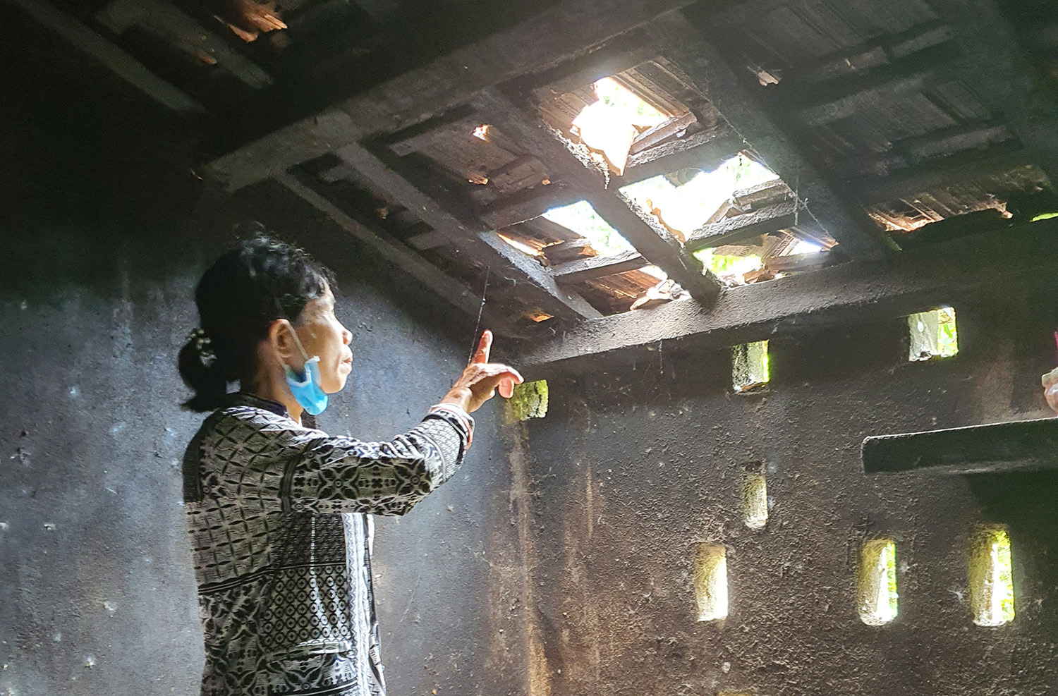 Hoạt động nổ mìn khai thác đá của Công ty Thế Thịnh làm đá văng vào khu vực nhà ở của 2 hộ dân.