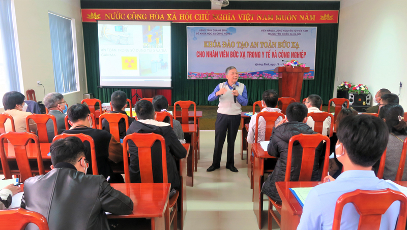 Lớp đào tạo và cấp chứng nhận an toàn bức xạ cho các cán bộ, nhân viên trong ngành công nghiệp, y tế.