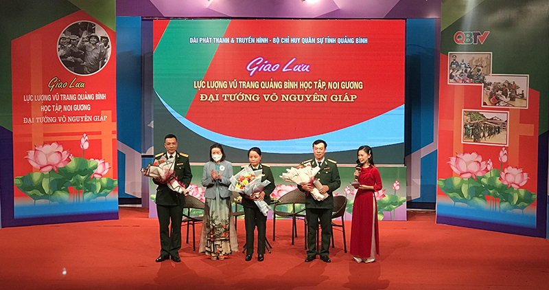 Đại diện lãnh đạo Đoàn đại biểu Quốc hội tỉnh tặng hoa cho các cán bộ, chiến sỹ tham gia giao lưu tại chương trình.