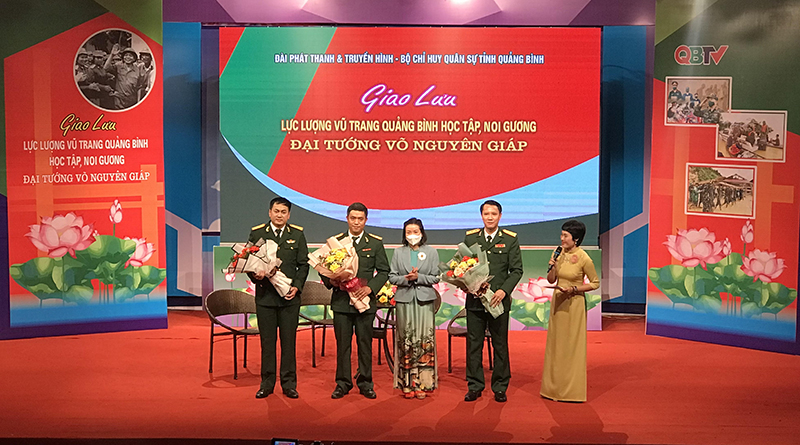 Đại diện lãnh đạo Đoàn đại biểu Quốc hội tỉnh tặng hoa cho các cán bộ, chiến sỹ tham gia giao lưu tại chương trình.