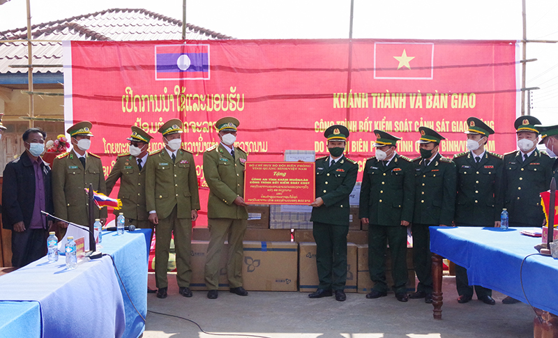  Đoàn công tác BCH Bộ đội Biên phòng tỉnh Quảng Bình khánh thành và bàn giao công trình - Bốt kiểm soát cảnh sát giao thông cho Công an tỉnh Khăm Muộn