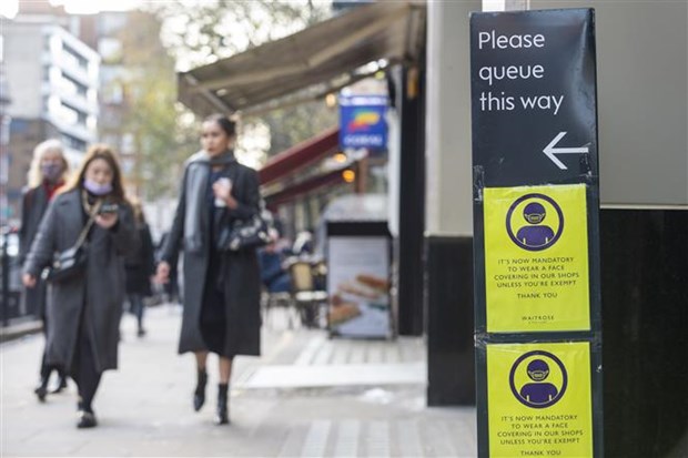 Một biển báo yêu cầu người dân đeo khẩu trang để phòng dịch COVID-19 tại London (Anh), ngày 9-12-2021. (Ảnh: THX/TTXVN)