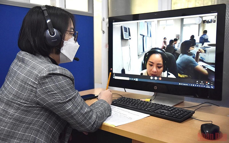  Lao động tại phiên giao dịch việc làm trực tuyến của Trung tâm Dịch vụ việc làm Hà Nội tháng 12-2021 (Ảnh: Minh Duy). 