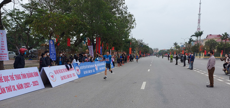 VĐV về đích trong tiếng vỗ tay cổ vũ của khán giả