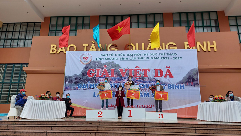 Ban Tổ chức trao giải cho các đơn vị đoạt giải toàn đoàn nội dung truyền thống