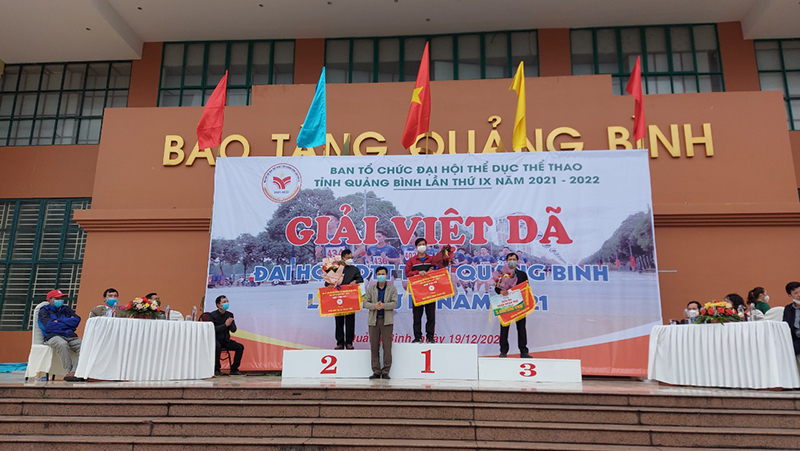 Ban Tổ chức trao giải cho các đơn vị đoạt giải toàn đoàn nội dung trẻ 