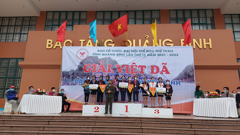 Ban Tổ chức trao giải cho các đơn vị đoạt giải đồng đội nữ trẻ