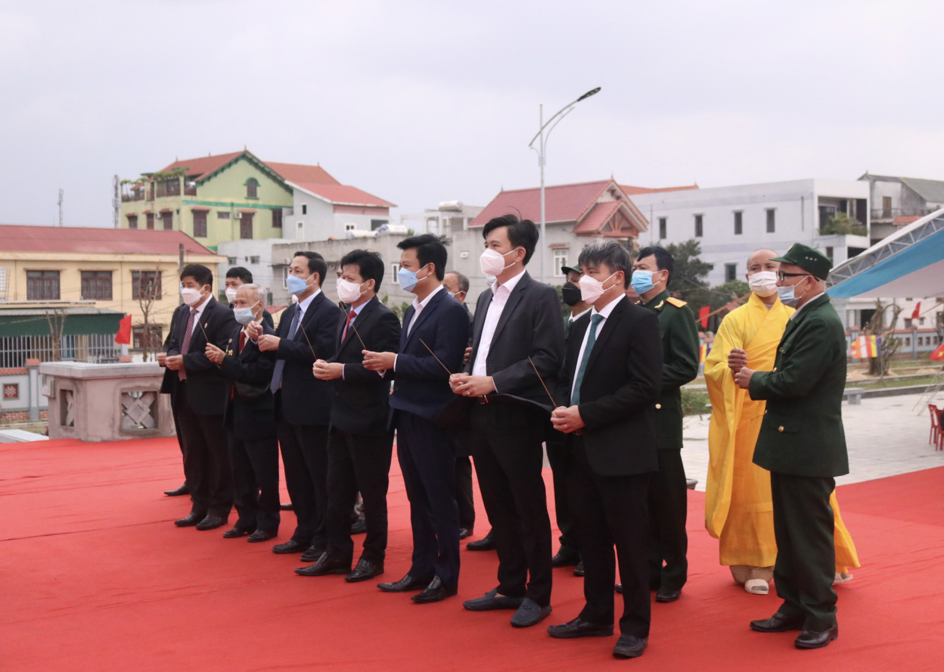 Các đại biểu dâng hương tại đài tưởng niệm.