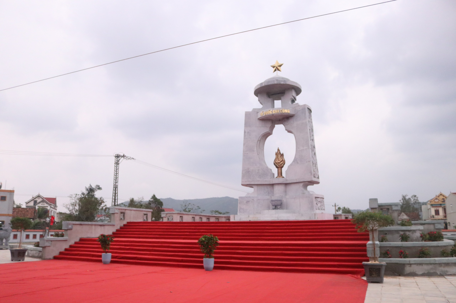 Đài tưởng niệm tại Khu lưu niệm 