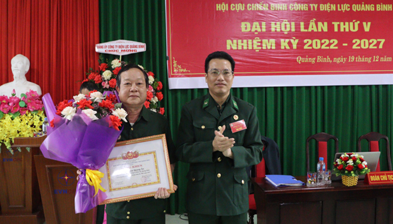 Đại diện lãnh đạo Hội CCB Khối Doanh nghiệp tỉnh trao bằng khen cho cá nhân có thành tích xuất sắc trong năm 2021.
