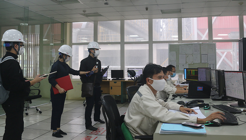 Cán bộ CDC Quảng Bình đo kiểm môi trường lao động tại Nhà máy xi măng Văn Hóa.