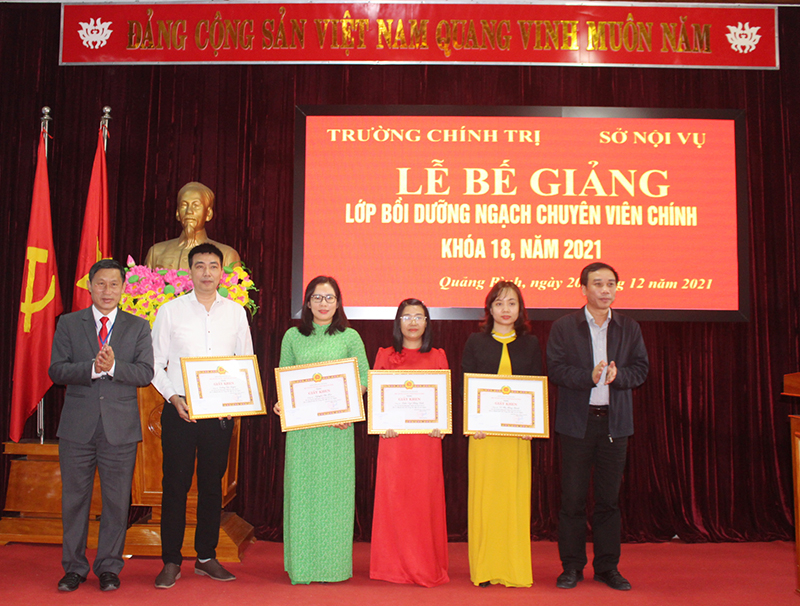  Đại diện lãnh đạo Trường Chính trị tỉnh và Sở Nội vụ trao giấy khen cho các học viên có thành tích xuất sắc.
