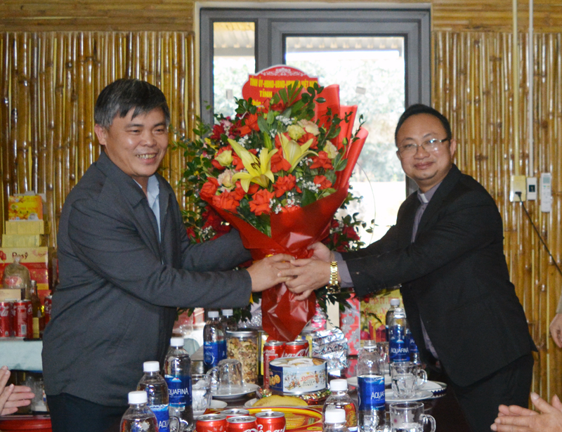 Đại diện lãnh đạo huyện Bố Trạch chúc mừng Linh mục Võ Minh Danh, Hội đồng mục vụ và bà con giáo họ Bàu Sen nhân dịp Giáng sinh.