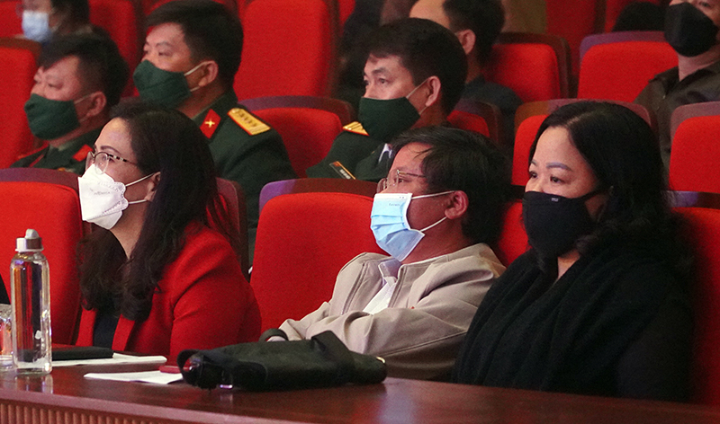 Đồng chí Trưởng ban Tuyên giáo Tỉnh ủy Cao Văn Định và các đồng chí đại biểu thuộc Bộ Văn hóa - Thể thao và Du lịch duyệt chương trình.