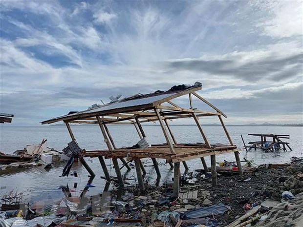 Nhà cửa bị phá hủy khi bão Rai đổ bộ tại thị trấn Ubay, tỉnh Bohol, Philippines. (Ảnh: AFP/TTXVN)