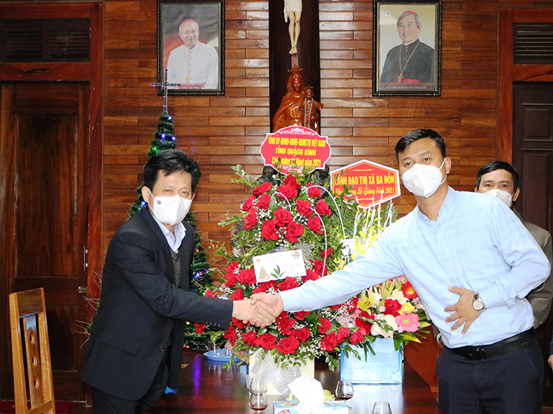 Đồng chí Trưởng Ban Dân vận Tỉnh ủy tặng quà, chúc mừng Giáng sinh 2021 linh mục Phạm Thành Luân, quản xứ Vĩnh Phước, xã Quảng Lộc, TX. Ba Đồn