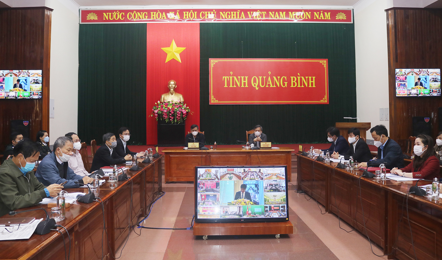 Các đồng chí: Vũ Đại Thắng, Ủy viên Trung ương Đảng, Bí thư Tỉnh ủy, Trưởng đoàn đại biểu Quốc hội tỉnh và Trần Thắng, Phó Bí thư Tỉnh ủy, Chủ tịch UBND tỉnh cùng dự và chủ trì hội nghị tại điểm cầu trực tuyến Quảng Bình.