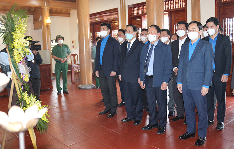 Các đại biểu dâng hương tại đền tưởng niệm.