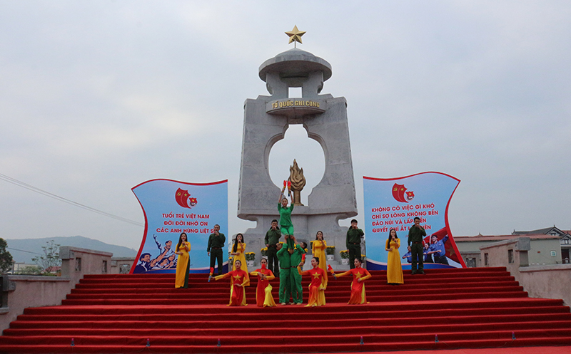 Văn nghệ chào mừng.