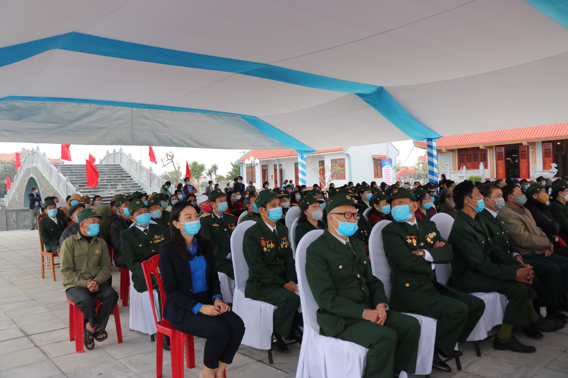 Các cựu chiến binh, cựu TNXP và người dân địa phương dự lễ.