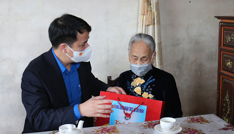 Đoàn đã đến thăm và tặng quà Mẹ VNAH Đặng Thị Chấn (thôn Đức Hoa, xã Đức Ninh, TP. Đồng Hới