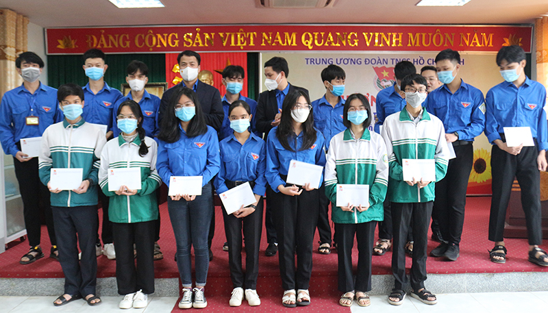 Trao 30 suất học bổng cho học sinh có hoàn cảnh khó khăn tại Trường THPT chuyên Võ Nguyên Giáp