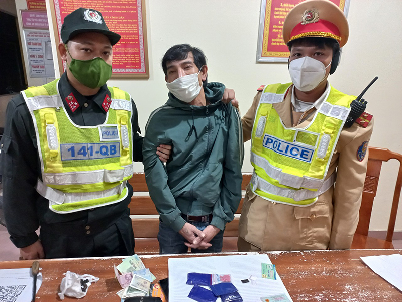Đối tượng Nguyễn Đình Thắng và số ma túy thu giữ được.