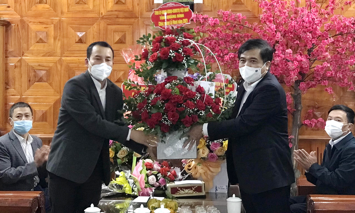 Đồng chí Phó Chủ tịch Thường trực UBND tỉnh Đoàn Ngọc Lâm tặng quà chúc mừng linh mục Nguyễn Trường Thi và giáo dân giáo xứ Tân Hội đón mùa Giáng sinh an lành.