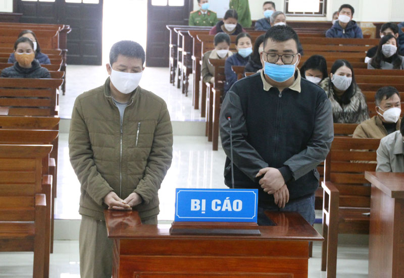 Bị cáo Hoàng Trung Toán (áo đen) và Hoàng Thanh Hà tại phiên tòa