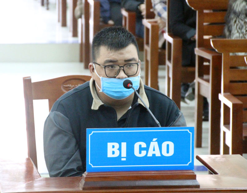 Bị cáo Hoàng Trung Toán bị thương tích nặng được HĐXX cho phép ngồi khai báo trước tòa