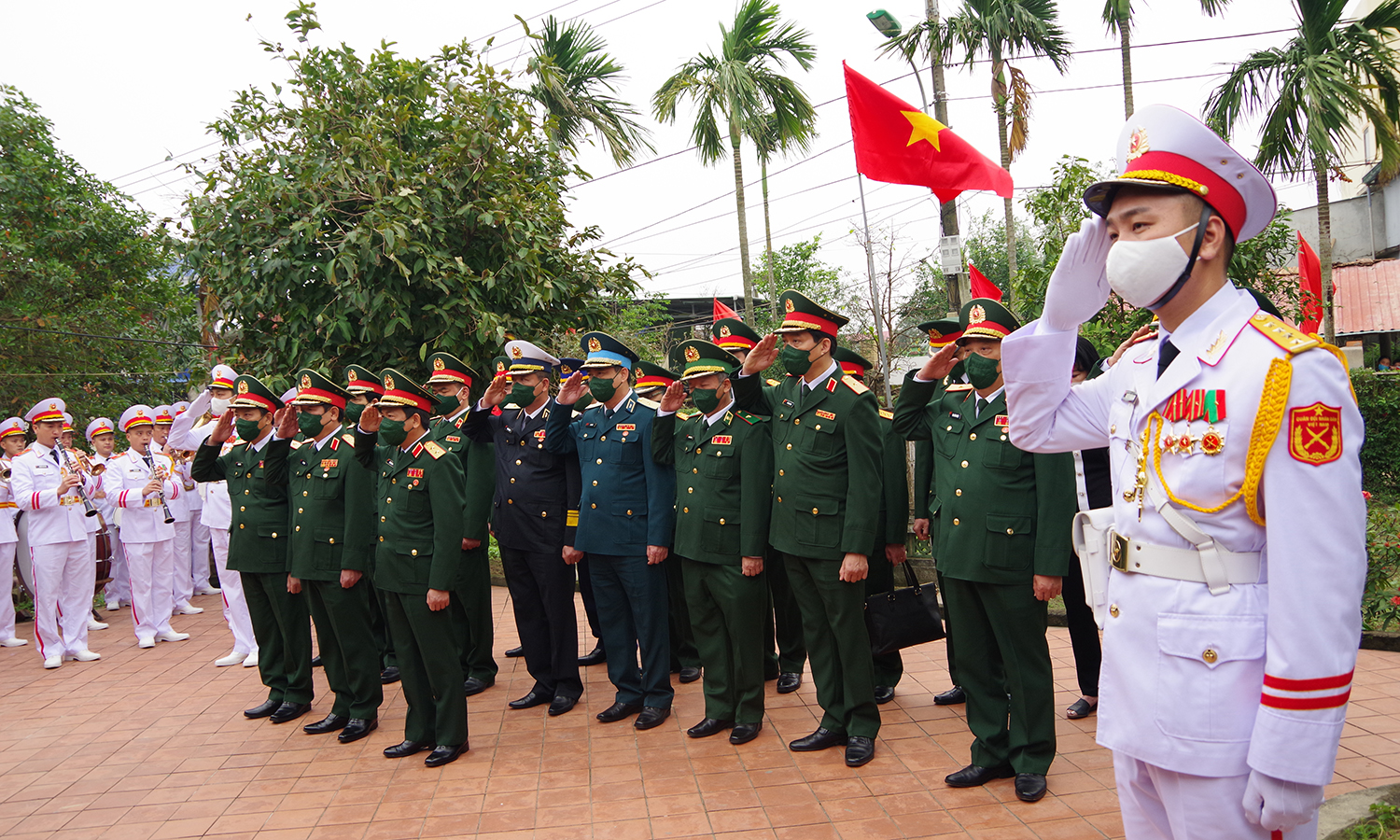 Đoàn công tác dành phút mặc niệm tưởng nhớ Đại tướng Võ Nguyên Giáp.