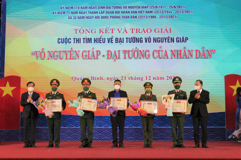 Trao bằng khen cho các tác giả, nhóm tác giả đạt giải B.