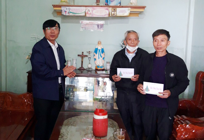 Lãnh đạo huyện Bố Trạch tặng quà các giáo dân tiêu biểu ở xã Hưng Trạch.