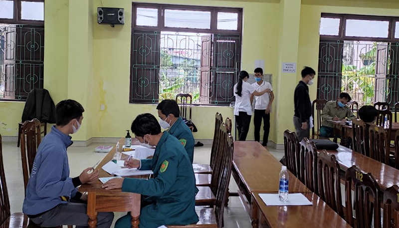 Lực lượng dân quân xã phối hợp với các ban, ngành chức năng sơ tuyển nghĩa vụ quân sự 2022.