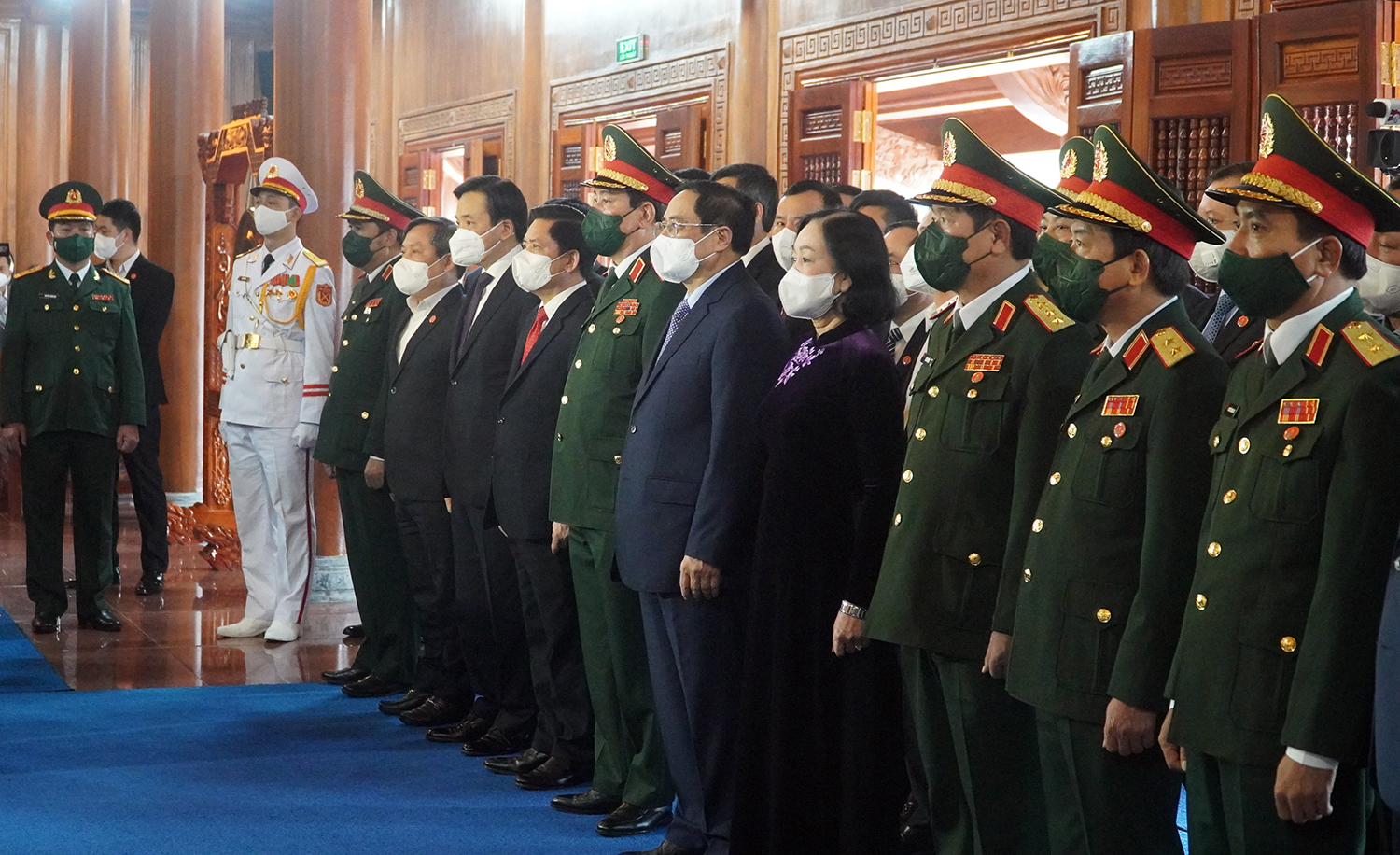 Thủ tướng Chính phủ Phạm Minh Chính và đoàn đại biểu dâng hương tại Đền thờ 