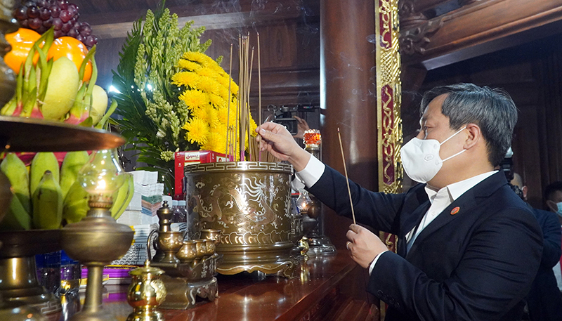 Đồng chí Vũ Đại Thắng, Ủy viên Trung ương Đảng, Bí thư Tỉnh ủy, Trưởng đoàn Đại biểu Quốc hội tỉnh dâng hương.