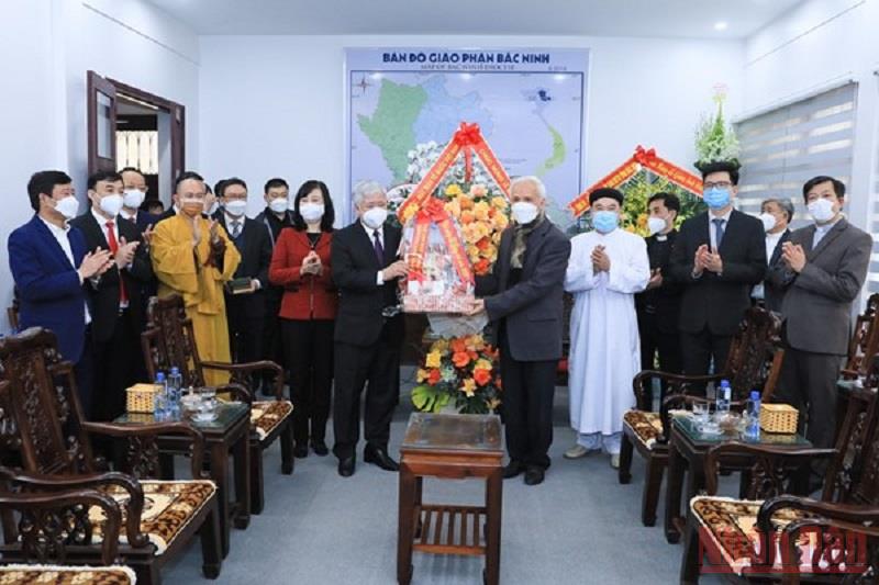Bí thư Trung ương Đảng, Chủ tịch Uỷ ban Trung ương Mặt trận Tổ quốc Việt Nam Đỗ Văn Chiến tặng hoa chúc mừng Giáng sinh Tòa Giám mục Giáo phận Bắc Ninh.