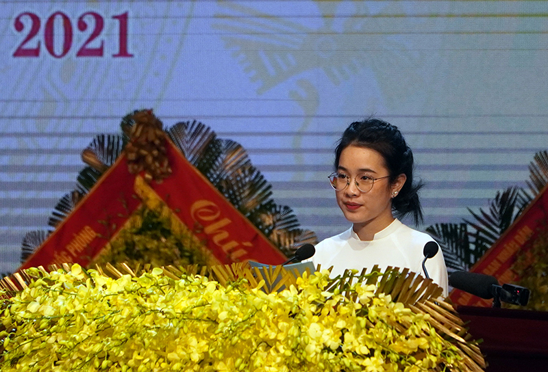 Trần Thị Phương Thảo, cựu học sinh Trường THPT Chuyên Võ Nguyên Giáp phát biểu tri ân đối với những đóng góp của Đại tướng Võ Nguyên Giáp