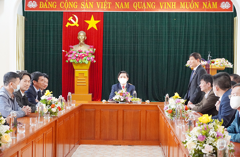 Giám đốc Sở GTVT Quảng Bình Phạm Văn Năm đã báo cáo với đồng chí Bộ trưởng về kết quả thực hiện một số nhiệm vụ trọng tâm của ngành GTVT tỉnh trong năm 2021